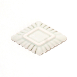 Assiette à sauce soja en porcelaine en forme de diamant - Vaisselle Mino fabriquée au Japon, emballée, pour desserts - Product Image 3