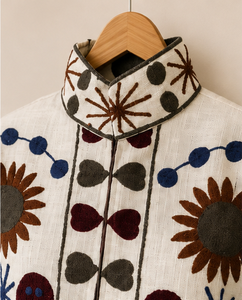 Chaqueta Blanca Transpirable Ecológica Reversible con Cuello Mandarín 100% Algodón, Estampado Floral de Margaritas y Caras Sonrientes, Estilo Boho Hecho a Mano en Jaipur - Product Image 3