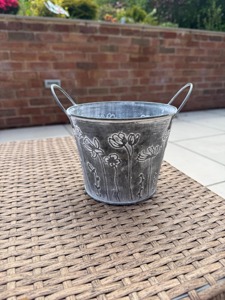 Maceta de metal rústica con diseño floral en relieve, estilo rústico, adecuada para jardín, balcón y decoración de mesa, procedente de la India. - Product Image 1