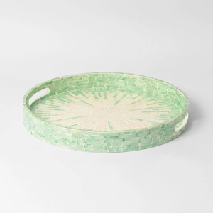 Elegante bandeja redonda de capiz hecha a mano, plato de servir verde de nácar, ideal para regalar o para peinados. - Product Image 1