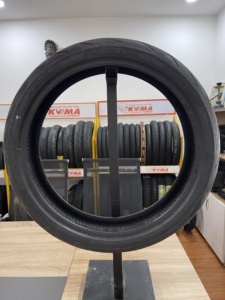 ยางมอเตอร์ไซค์แบบไม่มียางใน KUMA K308 ขนาด 70/90-17 80/90-17 120/70-17 ทนทาน ความเร็วสูง ยึดเกาะดีเยี่ยม ผลิตจากยางธรรมชาติ สำหรับเอเชียตะวันออกเฉียงใต้ - Product Image 2