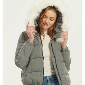 Veste matelassée grise à capuche pour femme avec bordure en fausse fourrure, coupe-vent, manteau d'hiver décontracté, fermeture éclair courte sur le devant, rembourrage épais en polyester - Product Image 3