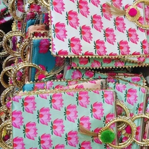 Bolsos de Mano Hechos a Mano con Estampado de Loto, Motivos Florales de Loto, Borla Decorativa, Adorno de Pompón, Bolsos Versátiles Estilo Potli - Product Image 1