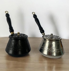 Quemador de Incienso Religioso de Metal con Mango de Madera y Tapa Grabada |   Quemador de Loban Dhoop Ecológico Hecho a Mano |   Fragancia Decorativa para el Hogar - Product Image 4