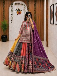 Conjunto de Lehenga Choli con Estampado Multicolor Especial para Navratri, con Trabajo de Espejos Reales, Lehenga de Algodón Muslin, Diseño de Garba Dandiya - Product Image 1