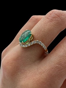 Bague en or émeraude verte avec halo de diamants, style chaîne tendance, bijou de créateur, pierre verte taille émeraude - Product Image 2