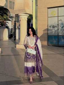 Ensemble Palazzo 3 Pièces Élégant de Créateur pour Diwali et Mariages – Tenue de Soirée Écologique Bicolore en Georgette Brodé avec Haut et Palazzo - Product Image 2