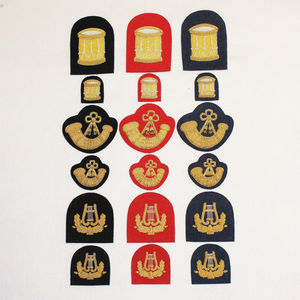 Badges et écussons brodés sur fil métallique de haute qualité, personnalisables avec logo, faits à la main, avec épingle de sûreté, pour usage promotionnel - Product Image 3