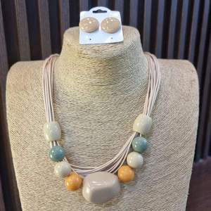 Collar de Resina Hecho a Mano con Cuentas, Joyería Colorida y Moderna para Mujer, Accesorios Ligeros para Fiestas, Colección de Moda - Product Image 3