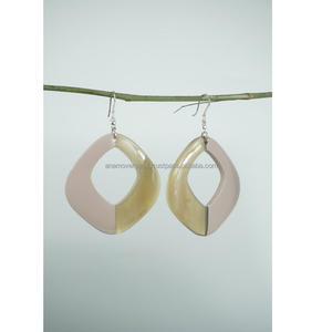 Pendientes de Aro de Cuerno de Búfalo Sostenibles para Mujer - Product Image 4