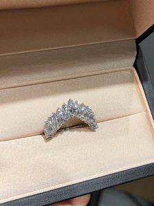 Bague demi-éternité délicate en argent 925 original, sertie d'émeraudes et de moissanites taille ronde en forme de V, cadeau d'anniversaire pour partenaire - Product Image 4