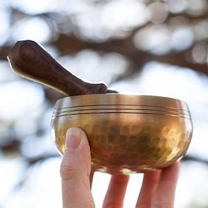 Bol chantant en laiton fait main avec marteau en bois et coussin décoratif Om, bol sonore tibétain pour la méditation et le yoga - Product Image 3