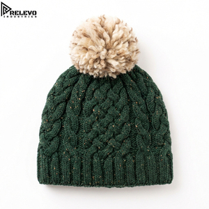 Bonnet d'hiver de luxe en tricot torsadé – Bonnet côtelé vert forêt moucheté avec revers pliable et fil doux surdimensionné - Product Image 1
