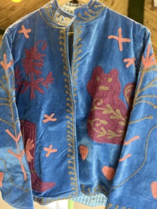 Blouson bomber brodé en coton bleu fait main |   Veste unisexe écologique respirante à motif floral pour l'automne et l'hiver |   Artisan Bohème - Product Image 6