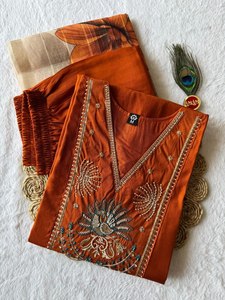 Ensemble Salwar Kameez au design attrayant en soie véritable lourde avec broderies, vêtements indiens et pakistanais - Product Image 2
