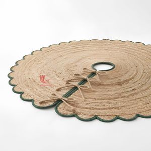 Falda Redonda de Yute para Árbol de Navidad con Borde Festoneado, Estilo Tradicional Hecho a Mano con Lazos - Product Image 3