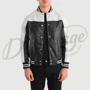 Chaqueta Bomber Varsity de Cuero Genuino Bicolor en Blanco y Negro para Hombre con Paneles de Hombro en Contraste y Puños Acanalados a Rayas - Product Image 1