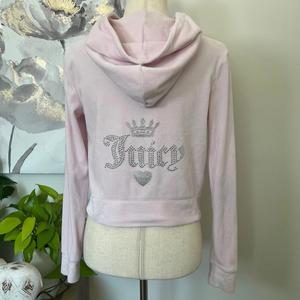 เสื้อฮู้ดดี้สีชมพูประดับโลโก้คริสตัลแบบครอป - Product Image 1