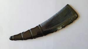 Peigne élégant en corne naturelle pour le coiffage, le démêlage et l'entretien des cheveux sains - Product Image 2