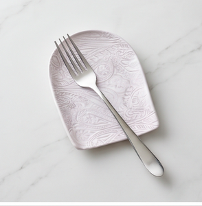 Reposacucharas de cerámica blanca con diseño arqueado en relieve, paisley y patrón acanalado para decoración de la mesa de cocina. - Product Image 3