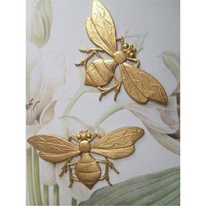Sculpture murale artisanale en laiton Abeille, figurine décorative d'animal sacré, accent insecte métallique pour la maison, le jardin et l'autel - Product Image 1