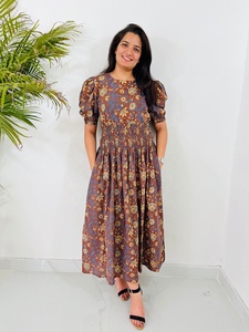 Robe maxi en coton 100% imprimée à la main, style indien décontracté, imprimé floral, col rond, manches courtes, robe longue maxi pour femmes - Product Image 6
