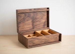 Boîte de rangement rectangulaire en bois de couleur moderne, fabriquée à la main avec un design gravé et une fermeture magnétique - Product Image 2