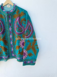 Chaqueta Suzani de terciopelo indio, chaqueta bordada con motivos florales, abrigo de invierno hecho a mano para mujer, chaqueta con forro interior de algodón. - Product Image 4