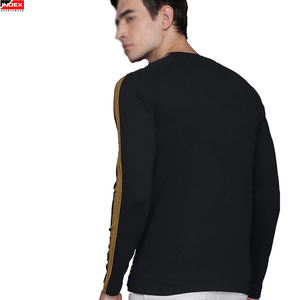 T-shirt en polyester tricoté à manches longues et col rond pour homme INDEX, noir, coupe ajustée, couleur unie, style sportif, bordure contrastée - Product Image 2