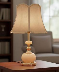 Lámpara de Mesa de Cerámica Tradicional con Pantalla de Tela Beige, Forma Empire, Luz Cálida, Uso Residencial - Product Image 5