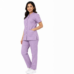 Tenue d'hôpital professionnelle personnalisée pour médecins et infirmières – Ensemble confortable haut et pantalon pour le travail médical - Product Image 1