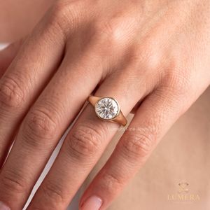 Anillo de Aniversario con Diamante Cultivado en Laboratorio, Corte Brillante Redondo, Certificado por IGI, Engaste Seguro con Bisel y Banda Ancha de Oro Sólido - Product Image 5