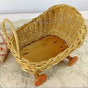 Cochecito de Mimbre Ecológico para Muñecas con Ruedas de Madera, Diseño Tradicional, Muebles Duraderos para Niños Pequeños - Product Image 4