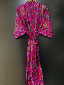 ชุดคลุมผ้าฝ้ายลายวาฟเฟิลสำหรับผู้หญิง ลายดอกไม้คลาสสิก แขนยาว เนื้อผ้านุ่ม ความยาวระดับเข่า พิมพ์ลายด้วยมือ งานฝีมือจากชาวเจัยปุร์ เหมาะสำหรับใส่พักผ่อน - Product Image 5