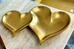 Charmant plateaux de service en aluminium coulé en forme de coeur doré avec un design unique, parfait pour les friandises et les tables romantiques - Product Image 3