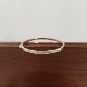 Bracelet minimaliste motif vis, classique, uni, de créateur, élégant, bijoux fins pour femme, Revalia Vms59, idéal pour les fêtes - Product Image 1