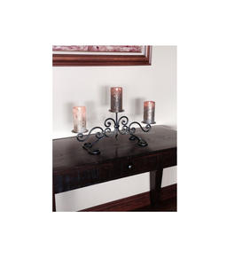 Candélabre en fer artisanal complexe avec silhouette élégante idéale pour les accessoires photo ou la décoration d'événement vintage de luxe - Product Image 4