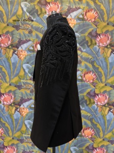 Blazer Tuxedo Noir Obsidienne TR Lachka Base Shadow Ray avec Franges Verticales Asymétriques et Motif Floral - Product Image 4