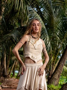 Top corto bohemio de algodón crudo con cuello halter, dobladillo en V deshilachado a mano y superposición geométrica texturizada. Top sin mangas de algodón transpirable. - Product Image 1