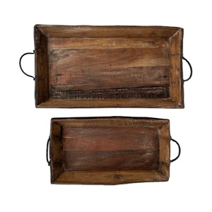 Plateau en bois de qualité supérieure, couleur miel chaud, avec un design rectangulaire élégant et une finition lisse, parfait pour la décoration de la maison - Product Image 1