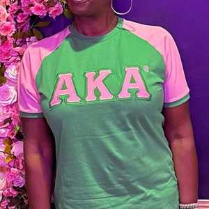 AKA Rose Vert Premium Raglan Chemise Femmes Lettre Grecque Brodée Contraste Manches Ras Du Cou Haute Qualité Casual Top - Product Image 6