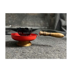 Cenicero de acero hecho a mano con mango de madera y patrón floral, para uso doméstico y hotelero, pinzas para incienso religioso, embalaje de exportación de alta calidad - Product Image 2