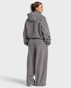 Vente en gros de sweat-shirts à capuche pour femmes en polaire premium doux, à manches longues, avec imprimé léopard graphite et détails contrastés, pour l'hiver - Product Image 6