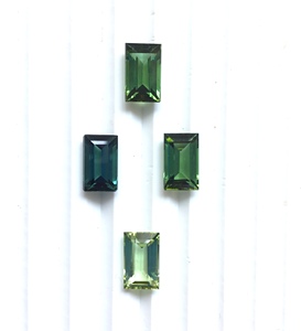 Piedra de turmalina verde natural de 16.43 quilates con corte baguette para la elaboración de joyería fina. - Product Image 1