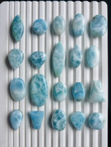 Cabujón de Larimar Natural Pulido de Formas Mixtas - Precio al por Mayor para Fabricación de Joyería - Product Image 4