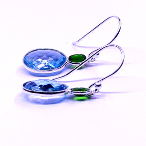Boucles d'oreilles pendantes classiques pour femmes, plaquées argent, avec topaze bleue et pierres précieuses vertes serties en clos, bijoux de soirée - Product Image 4