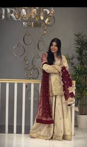 Ensemble Anarkali brodé crème longueur ras du sol avec dupatta bordeaux, tenue de mariage traditionnelle indienne et pakistanaise en soie pour femme - Product Image 5
