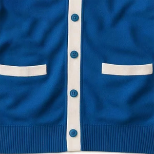 Cardigan en tricot unisexe Zeta bleu et blanc à col ouvert, manches évasées en laine, pour tenue universitaire, sororité, fraternité, collège, université, école - Product Image 5