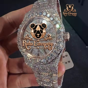 Reloj de pulsera de cuarzo de acero inoxidable con apariencia de diamante, detalles brillantes en la caja, superficie de esfera adornada y brazalete de eslabones seguros - Product Image 3