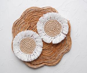 Los posavasos de macramé y ratán se pueden usar como centros de mesa para velas, flores o artículos decorativos en mesas de comedor o mesas de café. - Product Image 1